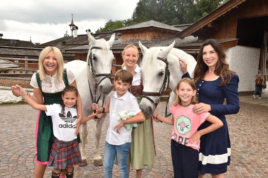 Ayse Auth , Maria Hauser, Alexandra Polzin,  und Traumzeit Kinder @ Traumzeit im Stanglwirt mit Alexandra Polzin, Ayse Auth und Maria Hauser und dem Verein Traumzeit e.V. im Biohotel Stanglwirt Going bei Kitzbühel am 08.07.2019 (©Foto: BrauerPhotos / G. Nitschke )